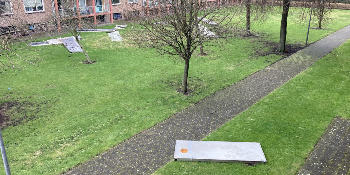 Onderzoek naar hoe ruim tien zonnecollectoren van Haarlemse daken konden afwaaien