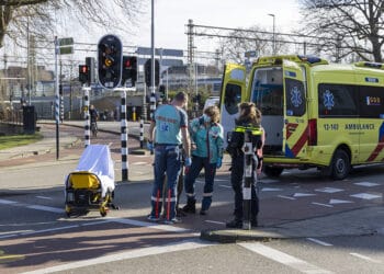 Oudere man naar ziekenhuis gebracht na val van fiets tegen auto