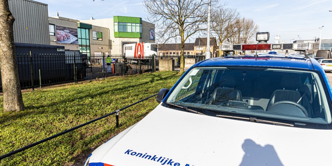 Gewonde bij steekpartij vleesverwerker Waarderpolder, man op klompen vlucht