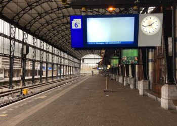 Pechvogels missen laatste trein door storm: “Wordt een lange wandeling naar huis”