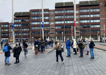 Pechvogels missen laatste trein door storm: “Wordt een lange wandeling naar huis”