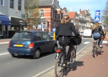 Haarlemse ouders zouden auto moeten laten staan bij naar school brengen kinderen