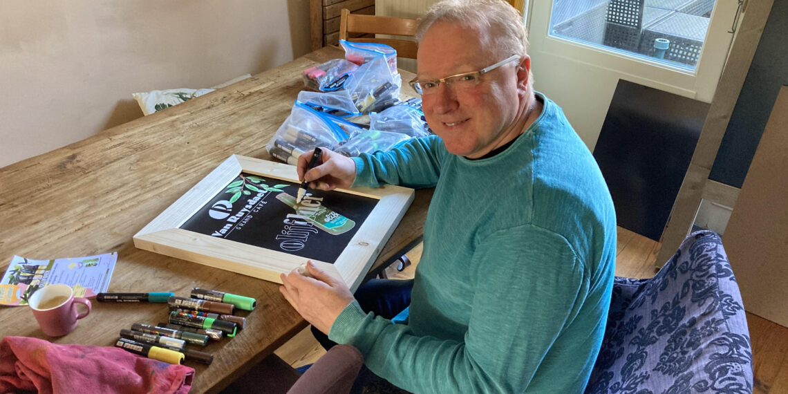 Krijtbordkunstenaar Werner blij met versoepelingen horeca: “Twee slechte jaren achter de rug”