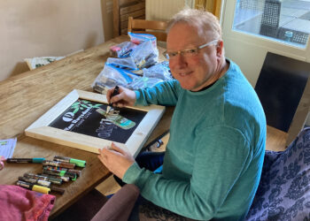 Krijtbordkunstenaar Werner blij met versoepelingen horeca: “Twee slechte jaren achter de rug”