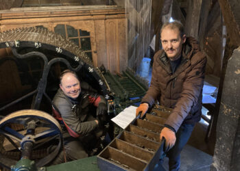 Met Jan en Rien de Bavo-toren in: zij bepalen de muziek die klinkt in de stad
