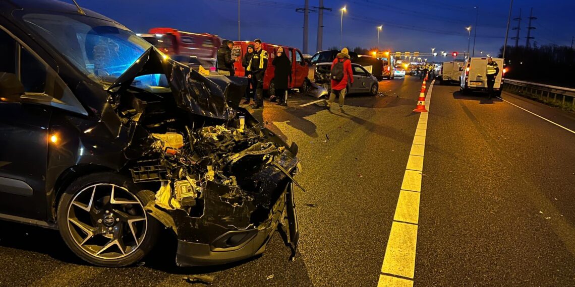 A9 weer vrijgegeven na grote kettingbotsing met twaalf auto’s