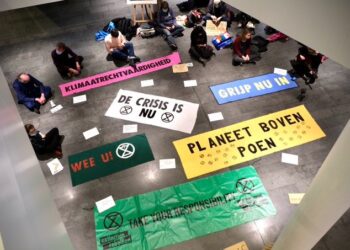 12 leden Extinction Rebellion gearresteerd bij protest tegen Tata Steel in Haarlem