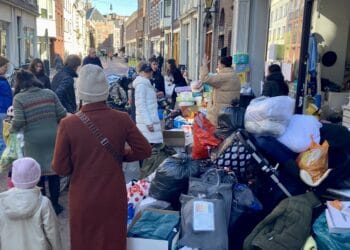 Haarlemmers in de rij voor hulp aan Oekraïne, actie verplaatst naar grotere locatie