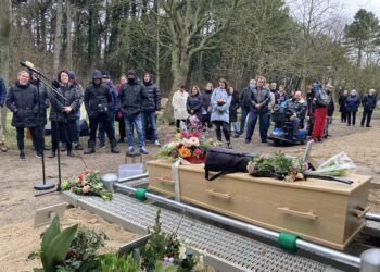 Uitvaart van dakloze troubadour Thomas is alles behalve eenzaam: “Ik mis hem nu al”