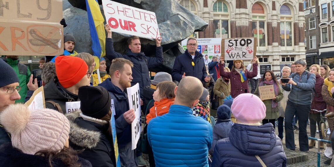 Honderden Haarlemmers laten zich horen voor Oekraïne: “Opa en oma zitten onder de grond”