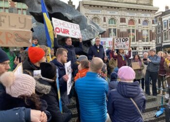 Honderden Haarlemmers laten zich horen voor Oekraïne: “Opa en oma zitten onder de grond”