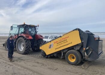 Na dagen oliebolletjes met de hand rapen eindelijk hulp van beachcleaner