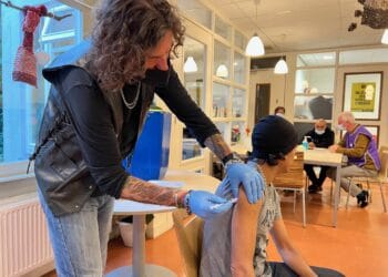 Geen documenten, wel een coronavaccinatie: “Eigenlijk zijn de mensen illegaal hier”