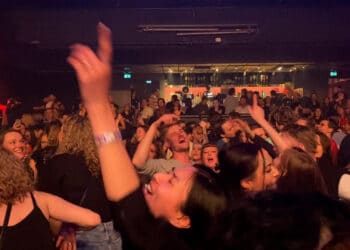Uitzinnig publiek tijdens protest Patronaat: “Een uurtje dansen is het waard!”