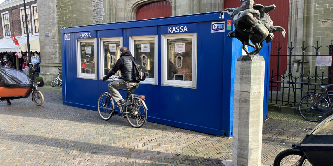 Het loopt nog niet storm bij het afhaalloket van de ‘QR-polsbandjes’ in Haarlem