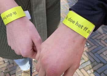 Het loopt nog niet storm bij het afhaalloket van de ‘QR-polsbandjes’ in Haarlem