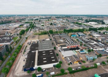 Illegale bewoning en drugs aangetroffen in bedrijventerrein Waarderpolder