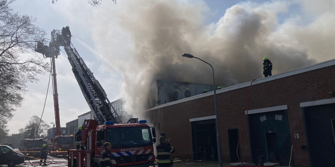 Groot alarm om brand in bedrijfspand Waarderpolder