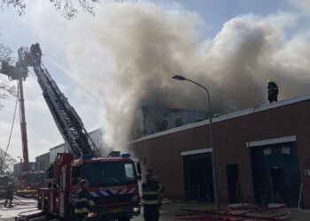 Groot alarm om brand in bedrijfspand Waarderpolder