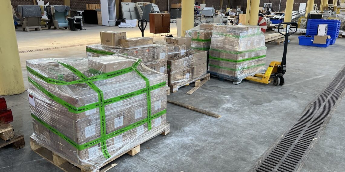 Opladen blijkt monsterklus: inzamelen powerbanks voor Oekraïne ‘iets te succesvol’