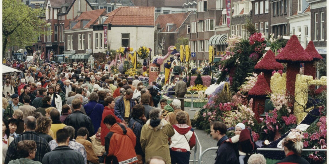 Bloemencorso overspoeld met reacties uit binnen- en buitenland: “Ongelooflijk veel zin in”