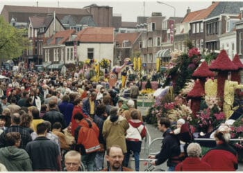 Bloemencorso overspoeld met reacties uit binnen- en buitenland: “Ongelooflijk veel zin in”