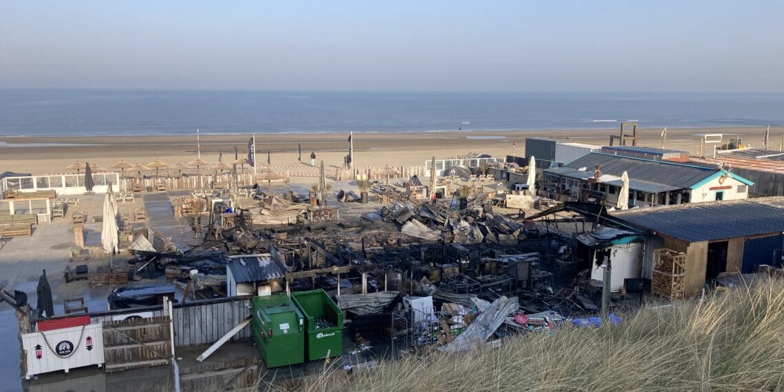 Strandtent TamTam in Zandvoort volledig afgebrand