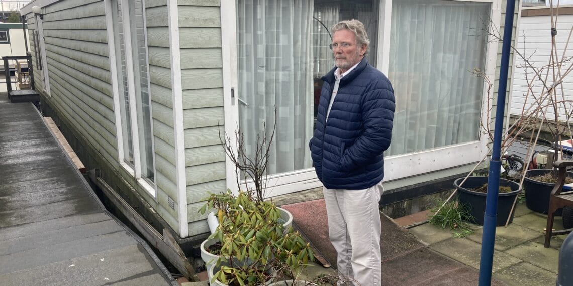 Woonbooteigenaren Waarderhaven zijn verzakte tuinen zat, oplossing kost tonnen