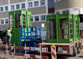 Beroemde telefooncellen Houtplein weggehaald voor opknapbeurt