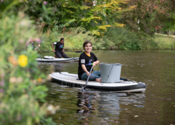 Marleen Zwartkruis gaat met SUPmission de strijd aan met zwerfafval in het Spaarne: “We zien op sommige plekken echt mini-plastic-soepjes onstaan.”