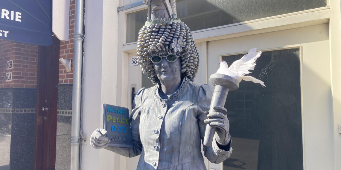 Thea zamelt als levend vrijheidsbeeld geld in voor medicatie Oekraïense kinderen