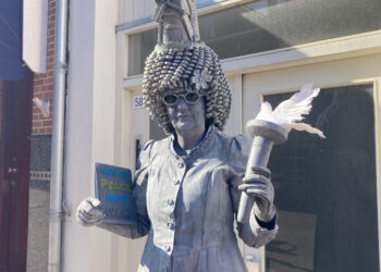 Thea zamelt als levend vrijheidsbeeld geld in voor medicatie Oekraïense kinderen