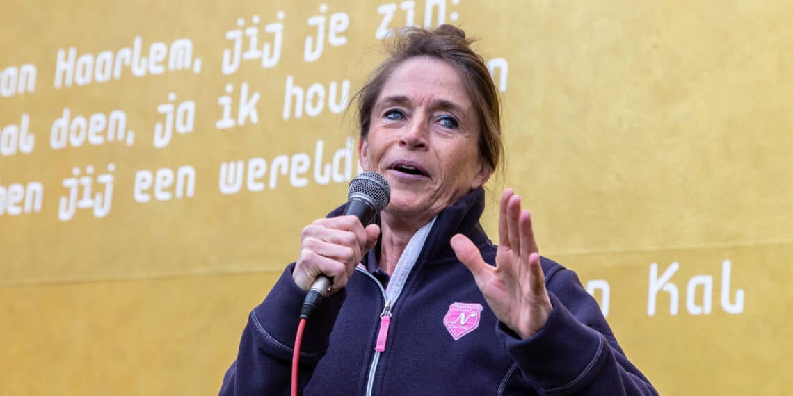 Buitenmuur Mendelcollege opgesierd met levensgrote ode aan Yvonne van Gennip