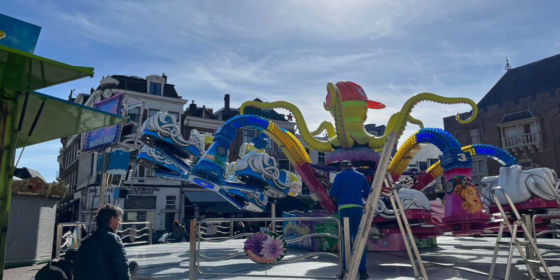 Rondjes draaien in de spin en scheuren in de botsauto’s: de kermis is terug in Haarlem
