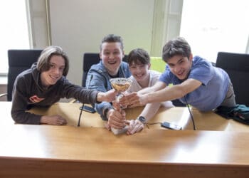 Debatwedstrijd Daaf Geluk school in raadzaal succes: “Sommigen willen politiek in”