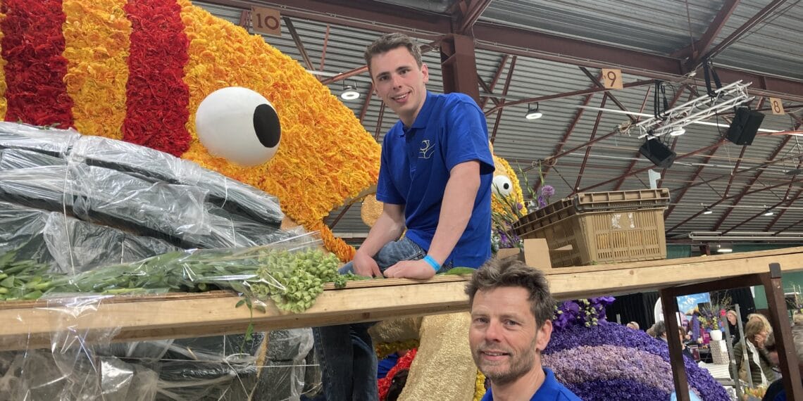 Bloemsteken voor bloemencorso monnikenwerk: “We hebben er alles voor over”