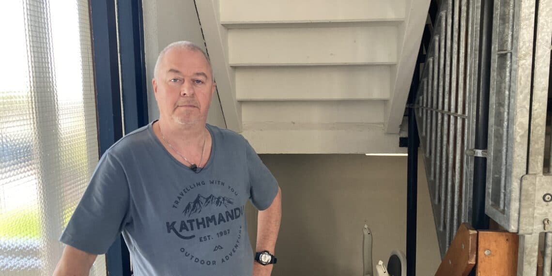 Al vijf weken met de trap naar de zesde etage vanwege kapotte liften: “Dat dit nu nog kan?!”
