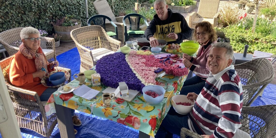 Bloemmozaïeken sieren de straten, Vogelenzang pakt uit met verbindende Paastraditie