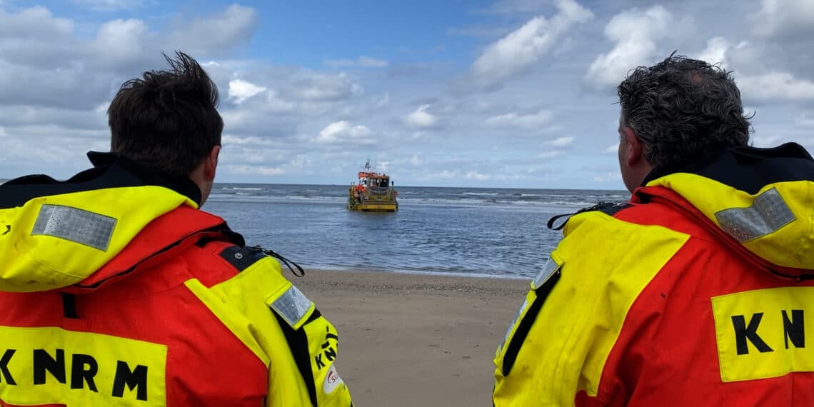 Donateurs varen mee op reddinsgschip tijdens open dag: “Mijn broek is behoorlijk nat”