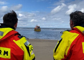 Donateurs varen mee op reddinsgschip tijdens open dag: “Mijn broek is behoorlijk nat”