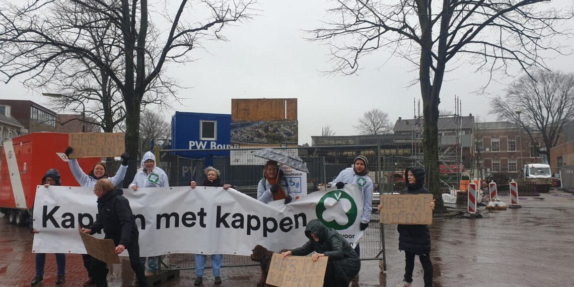 Protest tegen kap van oude lindebomen in Gonnetstraat