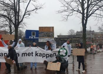 Protest tegen kap van oude lindebomen in Gonnetstraat