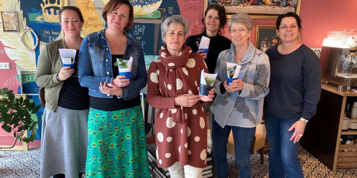 Plastic overschoenen als gerecyclede bloempot terug bij wijkraad: “Staat in vensterbank”