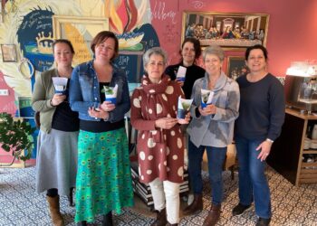 Plastic overschoenen als gerecyclede bloempot terug bij wijkraad: “Staat in vensterbank”