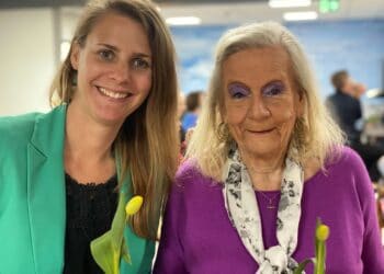 Goeddoener Henny geeft tulpen in ontmoetingscentrum voor mensen met haperend brein