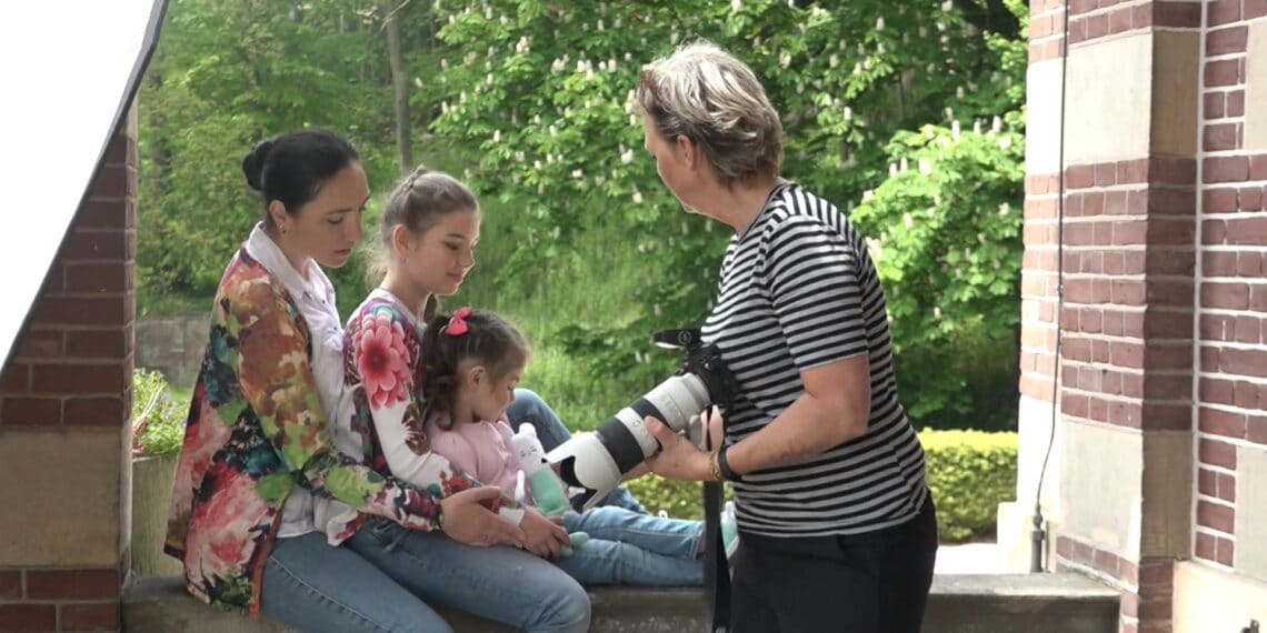 Moederdagfoto’s voor achtergebleven Oekraïense vaders: “Dit is liefde, niet overleven”