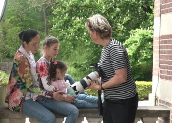 Moederdagfoto’s voor achtergebleven Oekraïense vaders: “Dit is liefde, niet overleven”