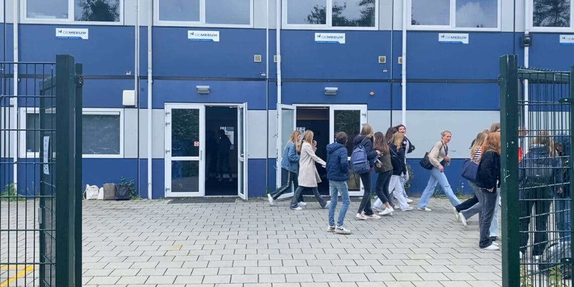 Leerlingen in noodgebouw tijdens verbouwing school: “Ik mis mijn oude gebouwtje wel”