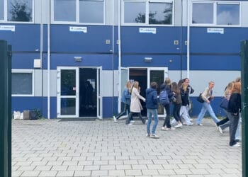 Leerlingen in noodgebouw tijdens verbouwing school: “Ik mis mijn oude gebouwtje wel”