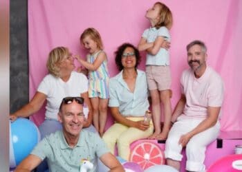 Regenbooggezin legt krans tijdens dodenherdenking: “Toch een bijzonder moment”